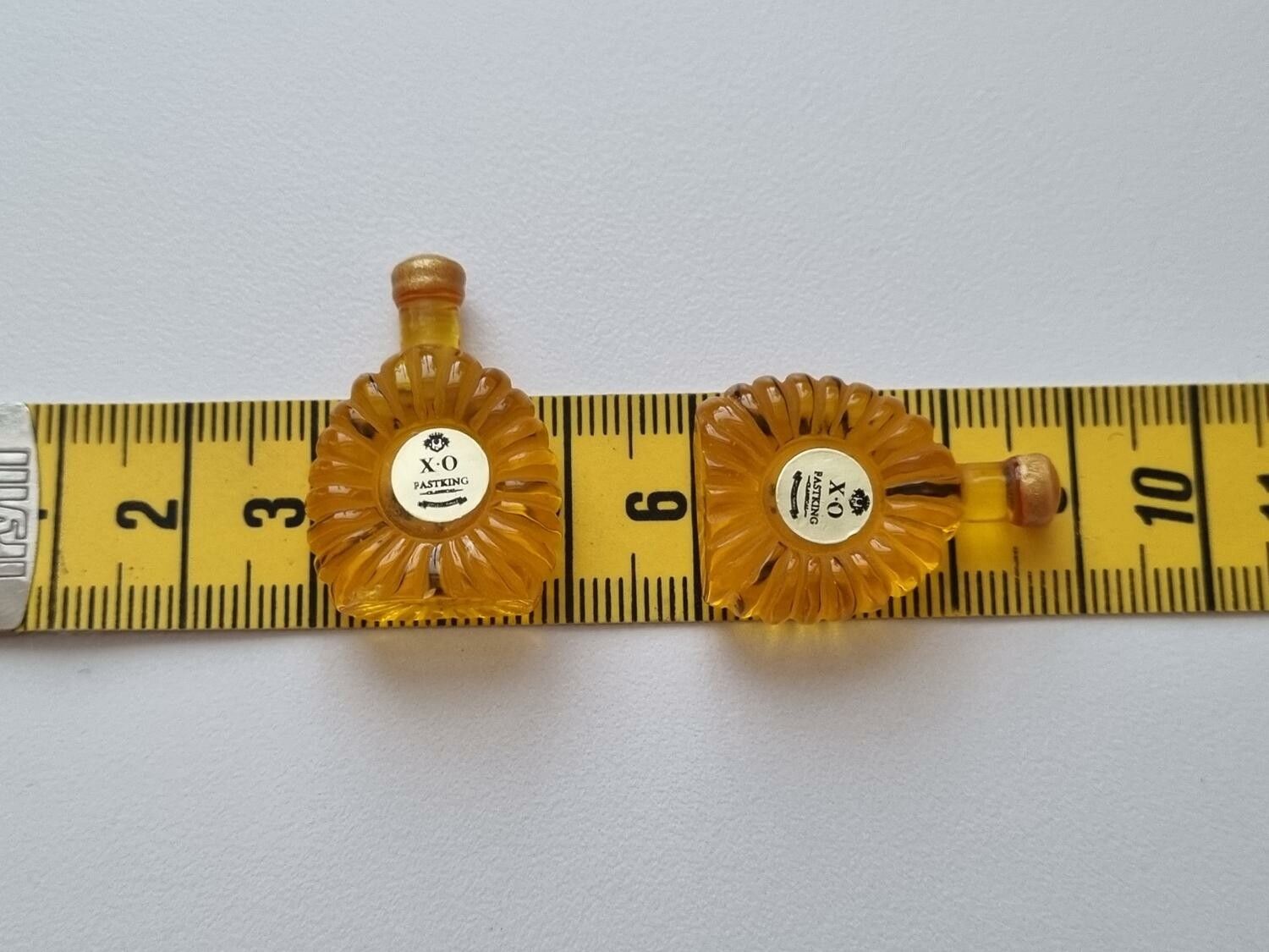 XO cognac, cognacflaskor, miniatyrer till dockskåp, tittskåp (2 st, orange/gul)