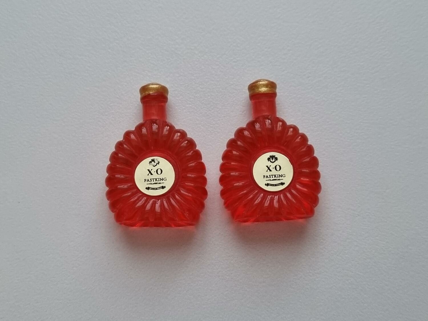XO cognac, cognacflaskor, miniatyrer till dockskåp, tittskåp (2 st, röd)