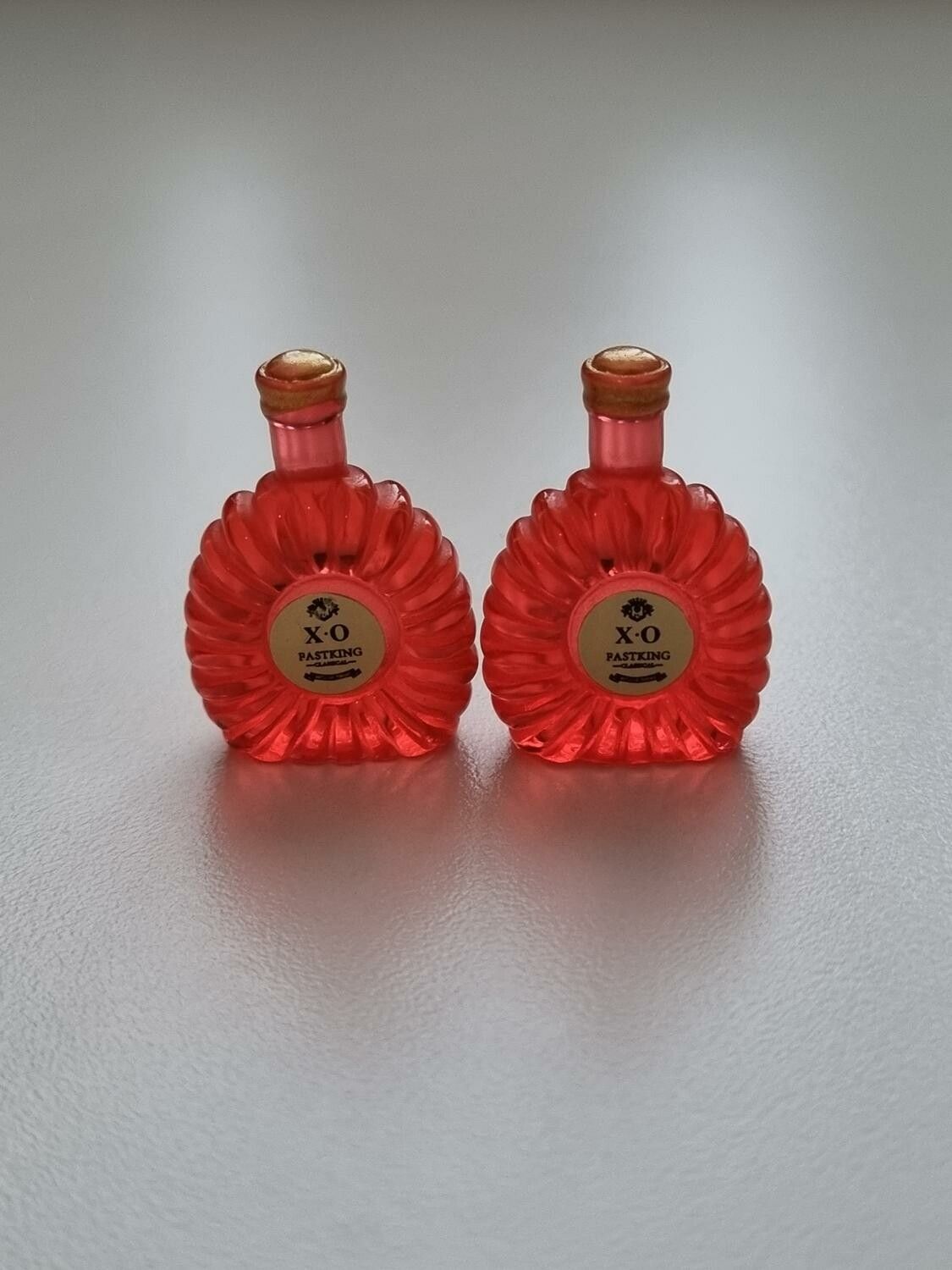XO cognac, cognacflaskor, miniatyrer till dockskåp, tittskåp (2 st, röd)