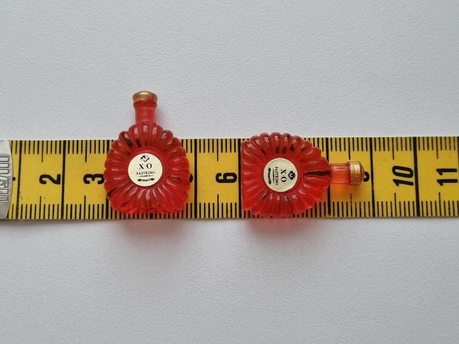 XO cognac, cognacflaskor, miniatyrer till dockskåp, tittskåp (2 st, röd)