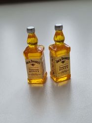 Jack Daniels miniatyrer, flaskor, miniflaskor till dockskåp, tittskåp (2 st)