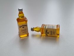 Jack Daniels miniatyrer, flaskor, miniflaskor till dockskåp, tittskåp (2 st)
