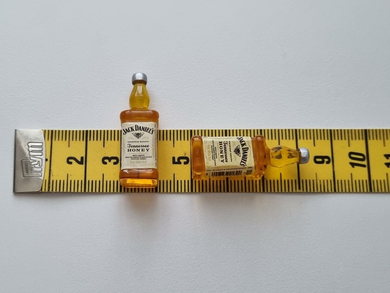 Jack Daniels miniatyrer, flaskor, miniflaskor till dockskåp, tittskåp (2 st)