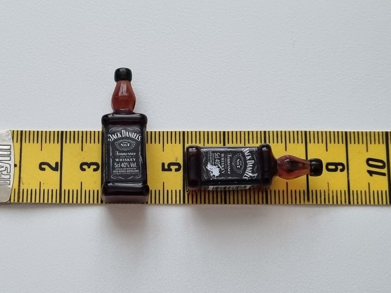 Jack Daniels miniatyrer, flaskor, miniflaskor till dockskåp, tittskåp (2 st)