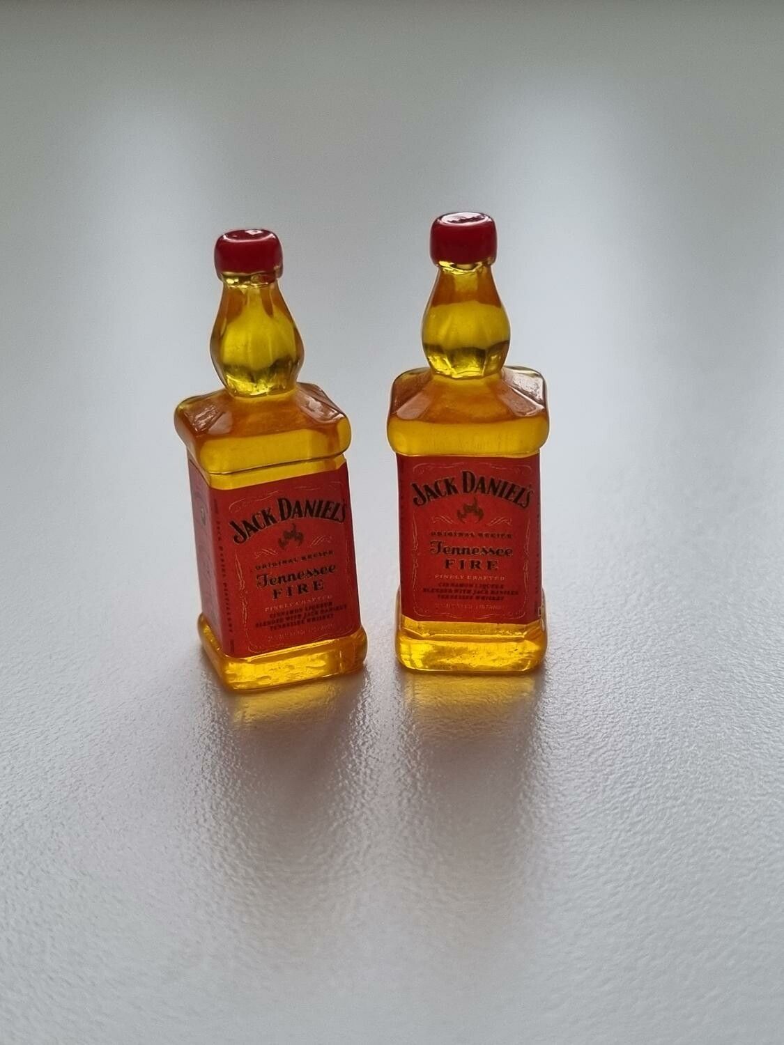 Jack Daniels miniatyrer, flaskor, miniflaskor till dockskåp, tittskåp (2 st)