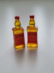 Jack Daniels miniatyrer, flaskor, miniflaskor till dockskåp, tittskåp (2 st)
