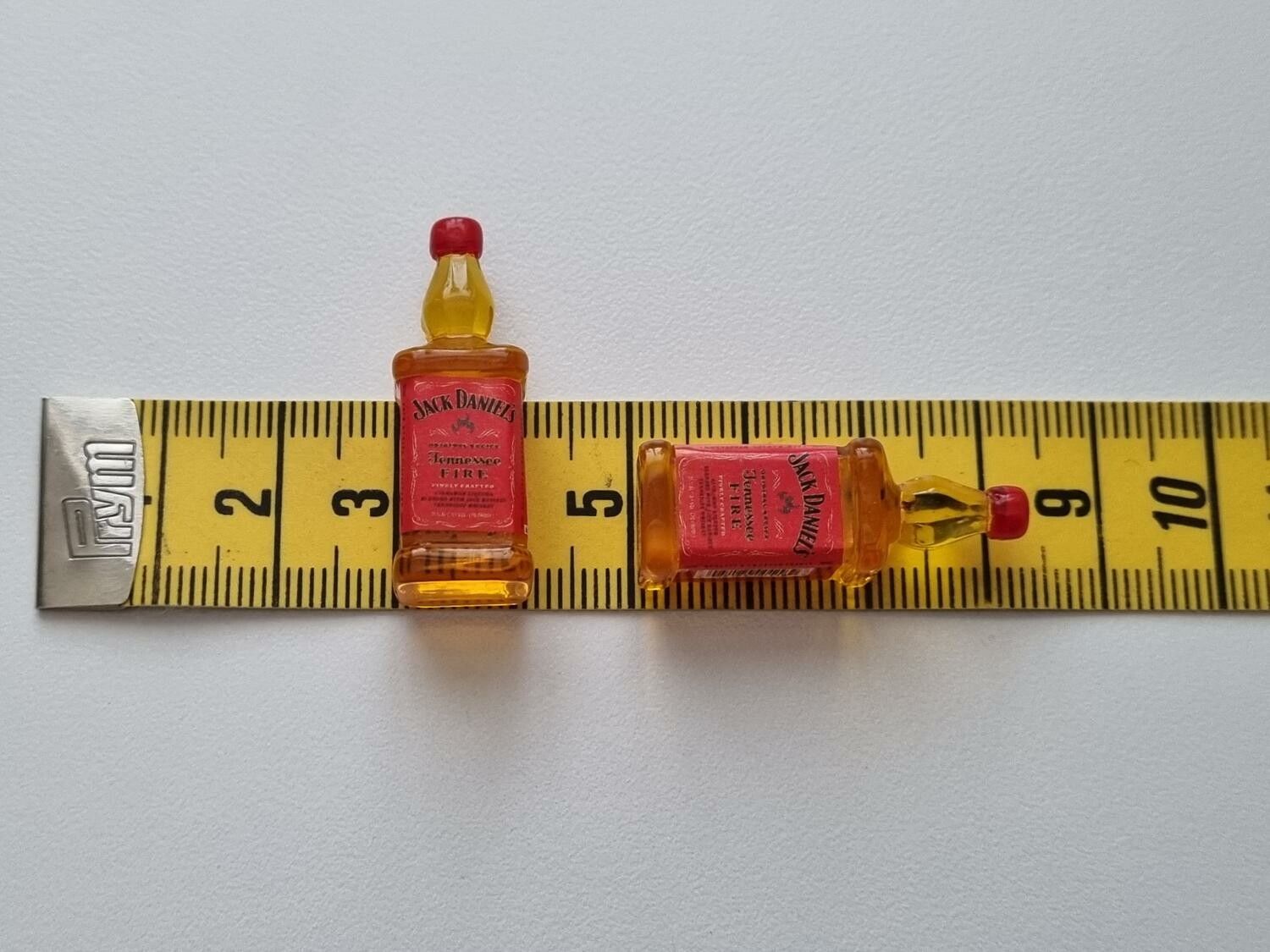 Jack Daniels miniatyrer, flaskor, miniflaskor till dockskåp, tittskåp (2 st)