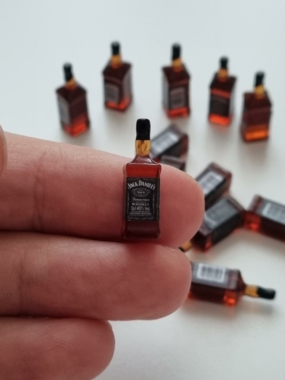 Jack Daniels miniatyrer, flaskor, miniflaskor till dockskåp, tittskåp (2 st)