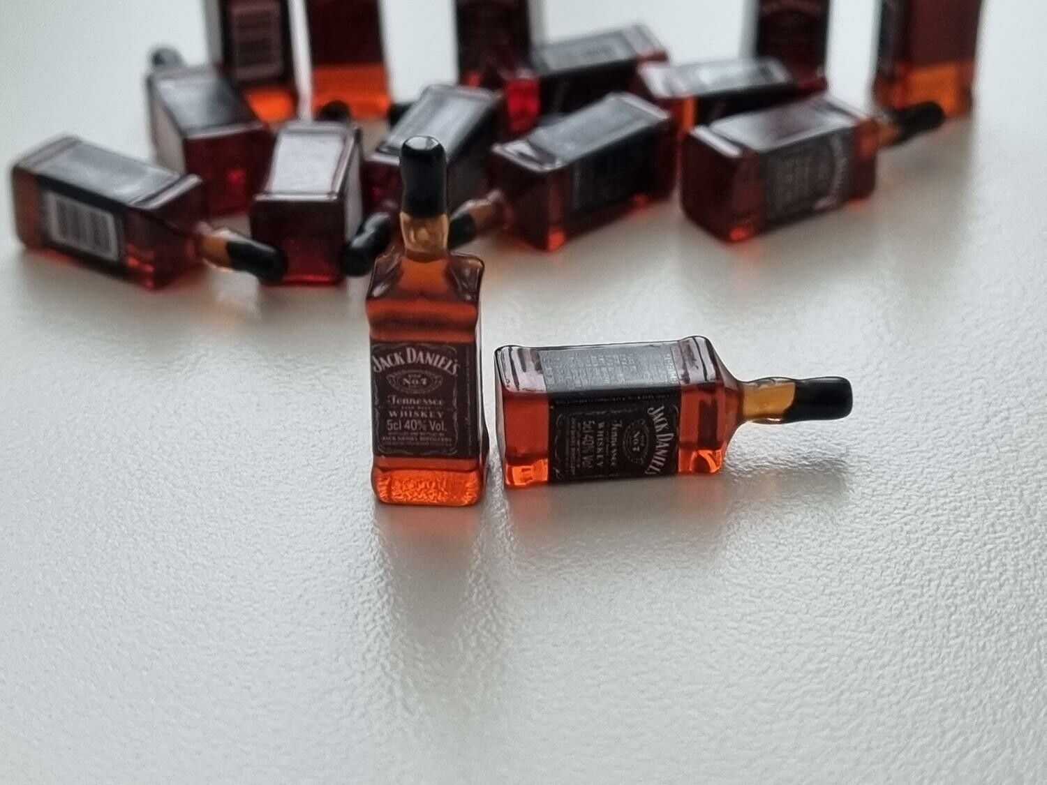Jack Daniels miniatyrer, flaskor, miniflaskor till dockskåp, tittskåp (2 st)