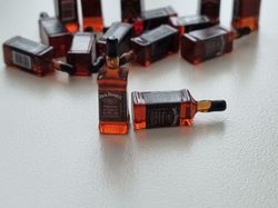 Jack Daniels miniatyrer, flaskor, miniflaskor till dockskåp, tittskåp (2 st)