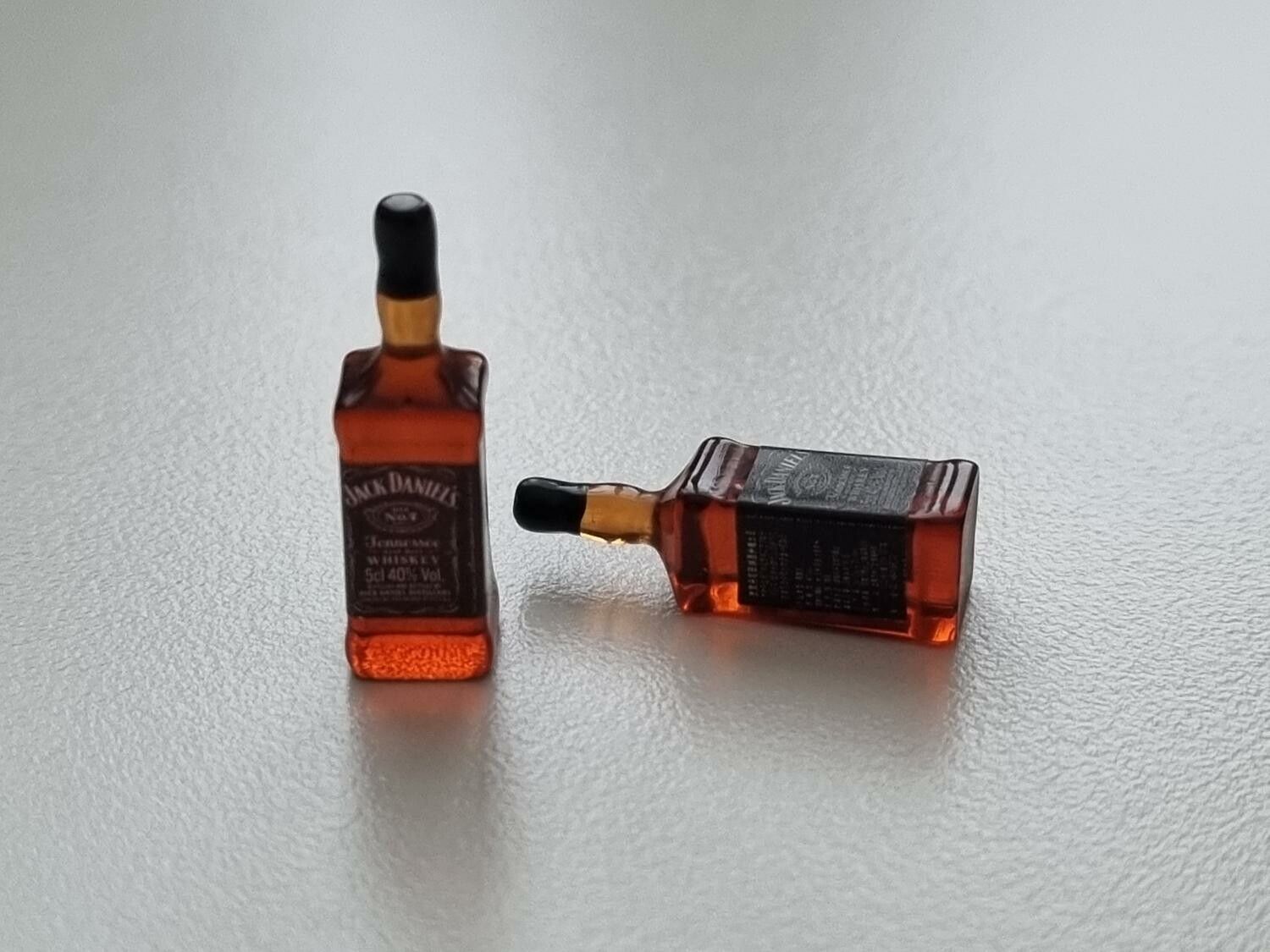 Jack Daniels miniatyrer, flaskor, miniflaskor till dockskåp, tittskåp (2 st)
