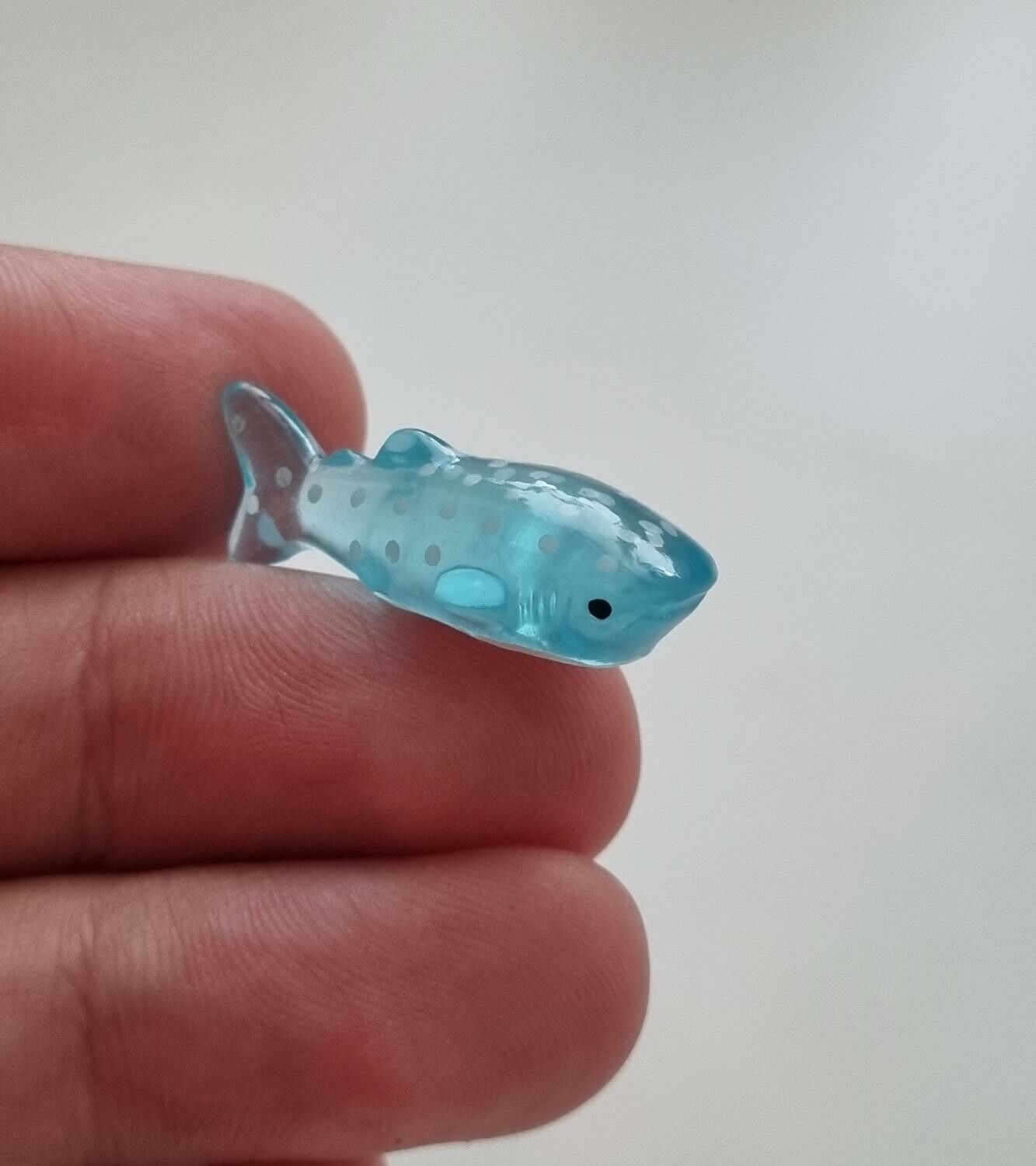 Handmålad val, miniatyr för dekoration (2,7 cm lång)