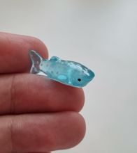 Handmålad val, miniatyr för dekoration (2,7 cm lång)