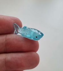 Handmålad val, miniatyr för dekoration (2,7 cm lång)