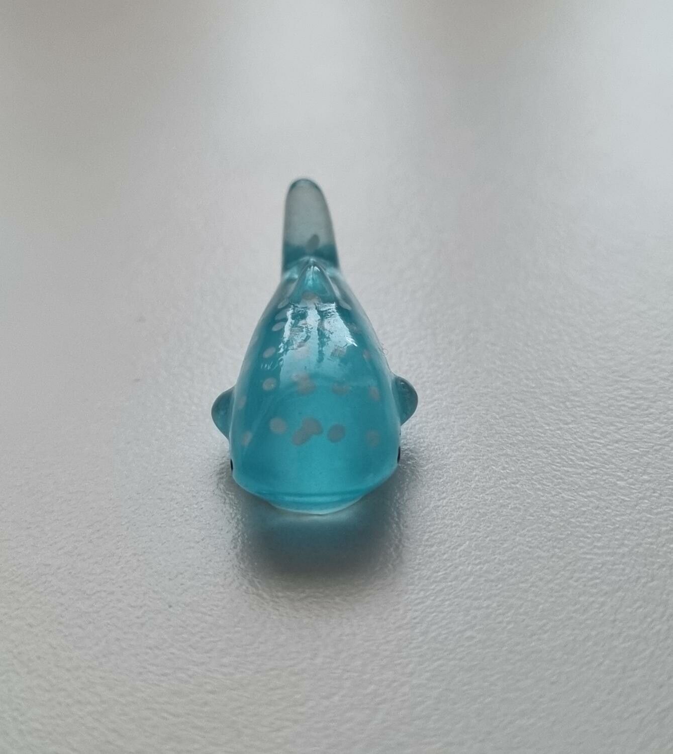 Handmålad val, miniatyr för dekoration (2,7 cm lång)