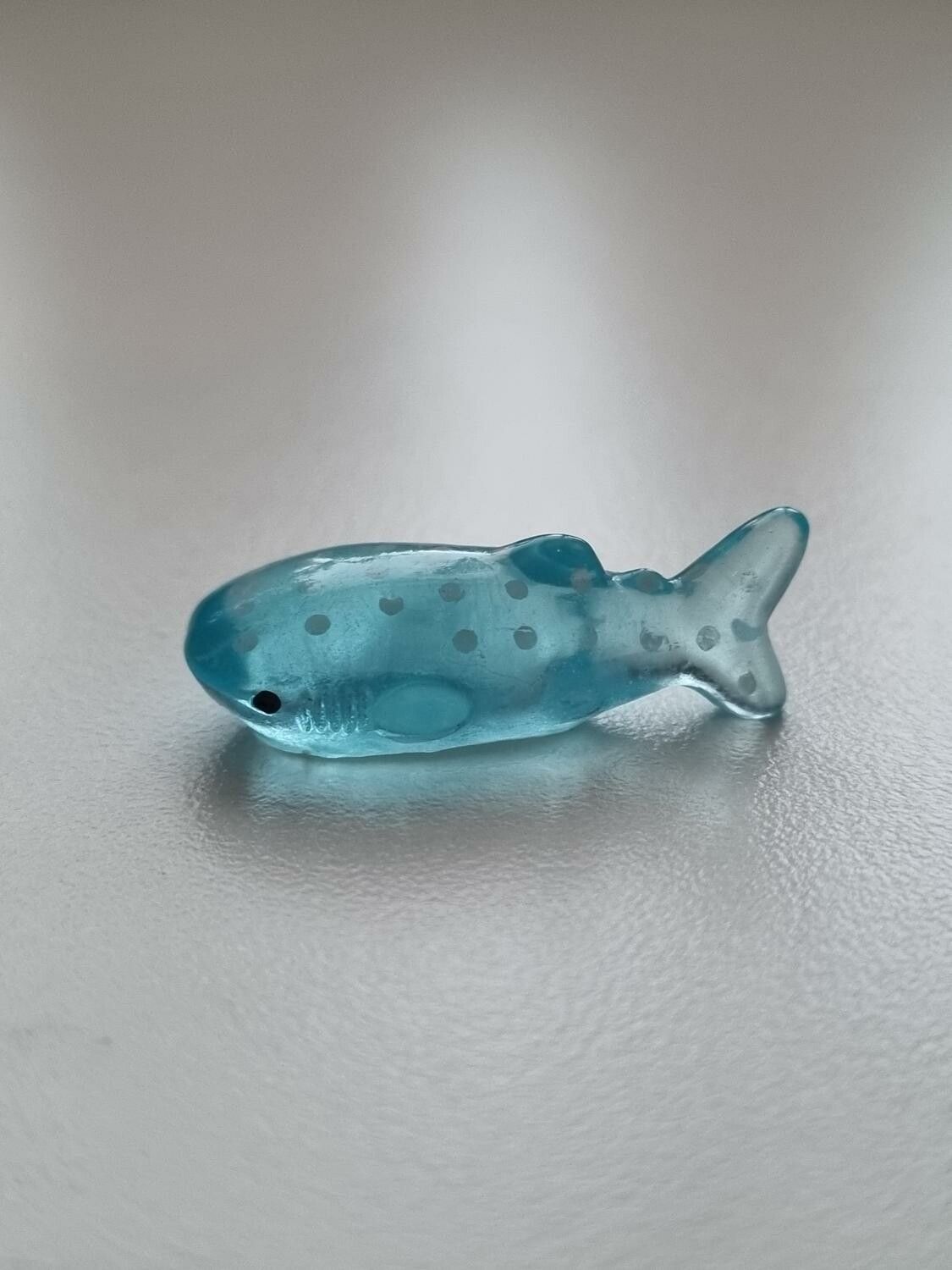 Handmålad val, miniatyr för dekoration (2,7 cm lång)