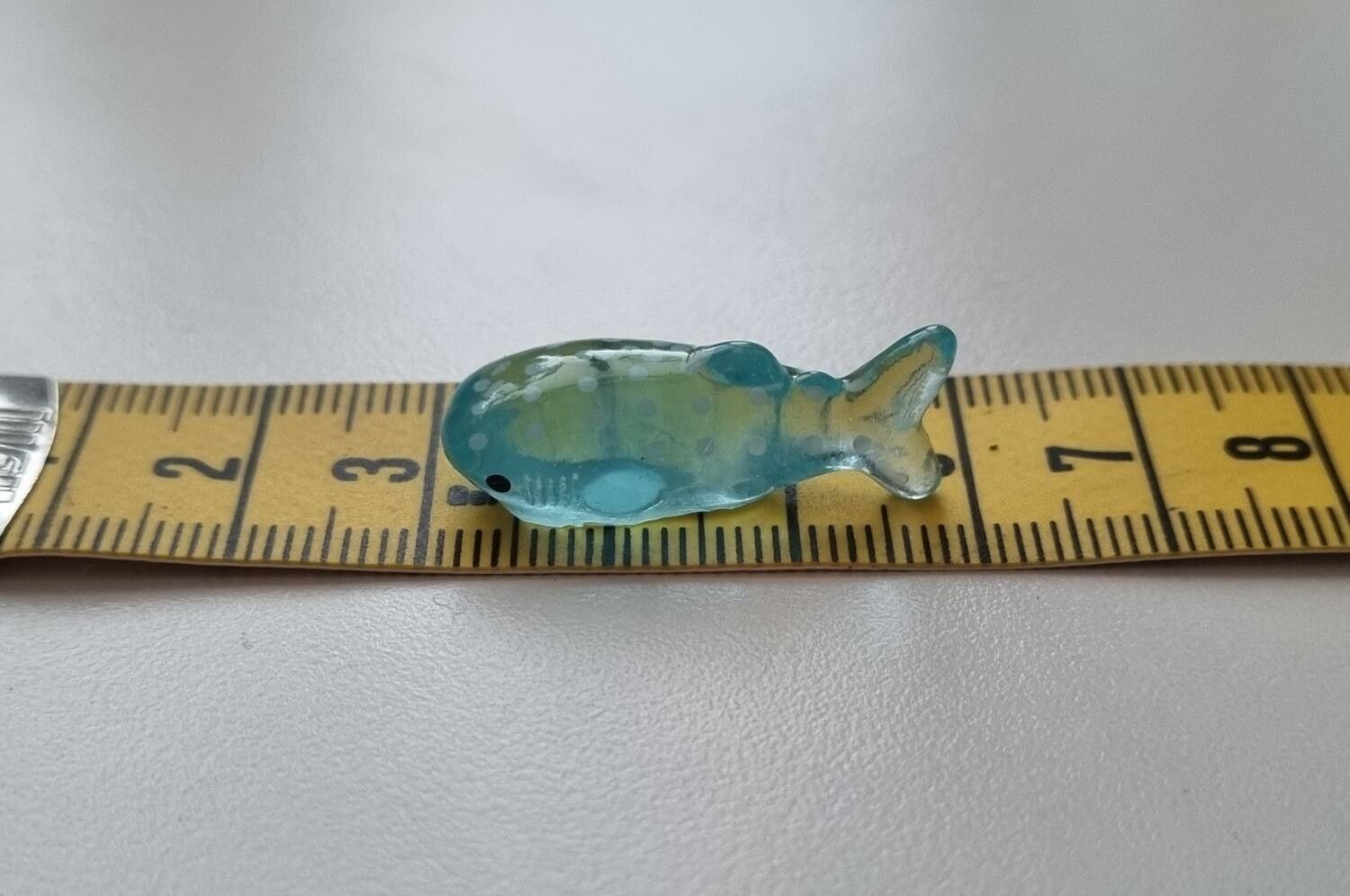 Handmålad val, miniatyr för dekoration (2,7 cm lång)