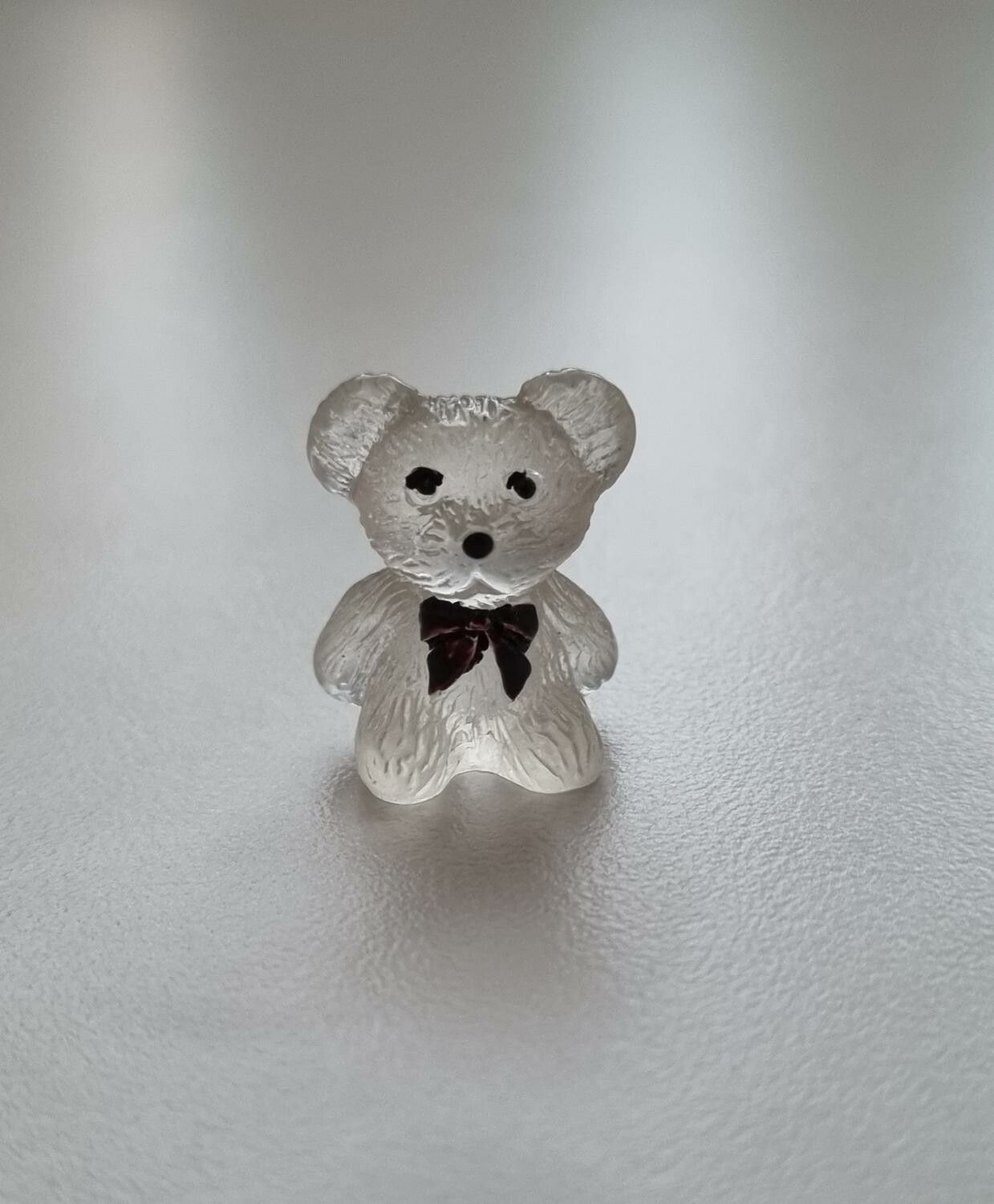 Handmålad nalle, miniatyr för dekoration (1,6 cm hög)