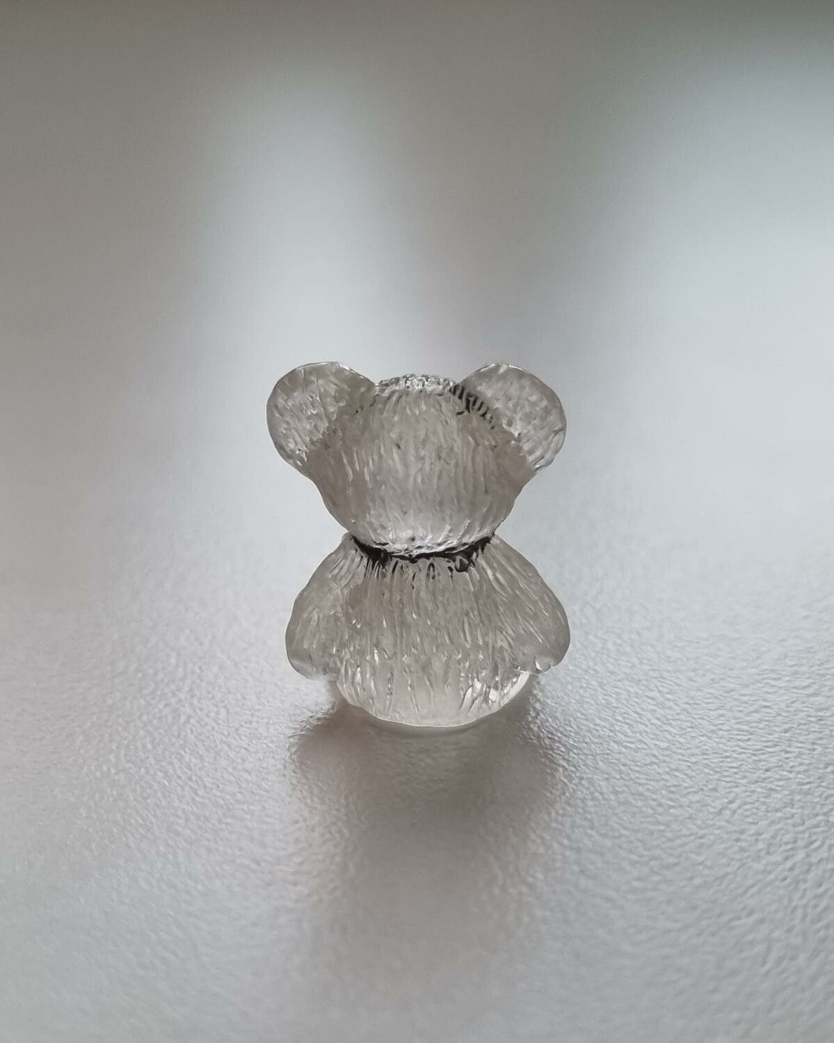 Handmålad nalle, miniatyr för dekoration (1,6 cm hög)