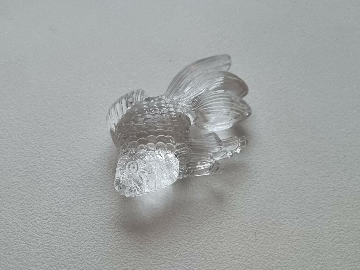 Transparent fisk, miniatyr för dekoration (4,1 cm lång)