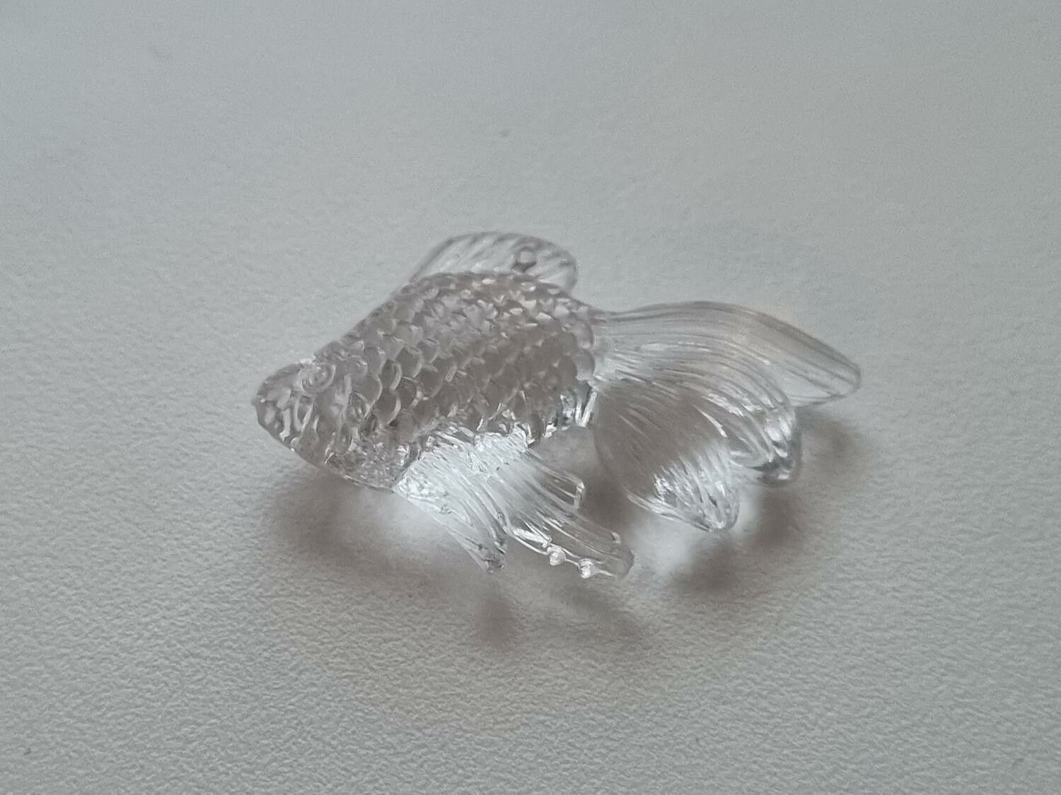 Transparent fisk, miniatyr för dekoration (4,1 cm lång)