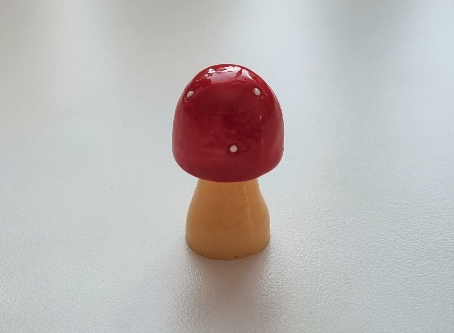 Handmålad flugsvamp, miniatyr för dekoration (3,2 cm hög)