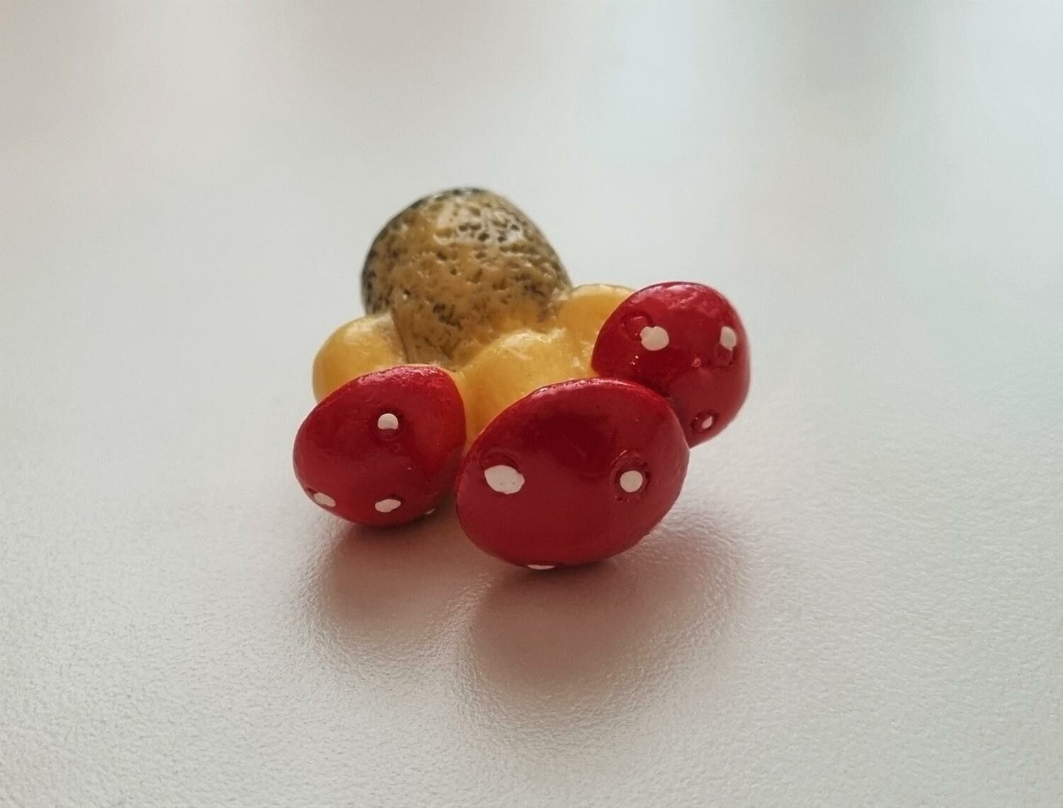 Handmålade flugsvampar, miniatyrer för dekoration (3 cm hög)