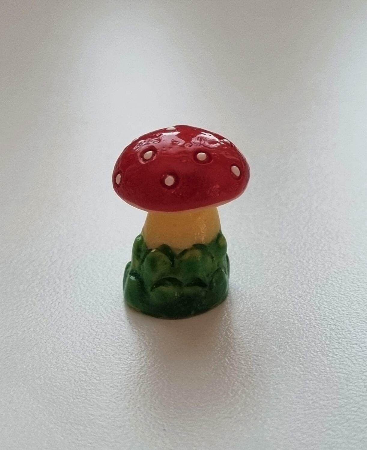 Handmålad flugsvamp, miniatyr för dekoration (2,1 cm hög)