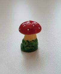 Handmålad flugsvamp, miniatyr för dekoration (2,1 cm hög)