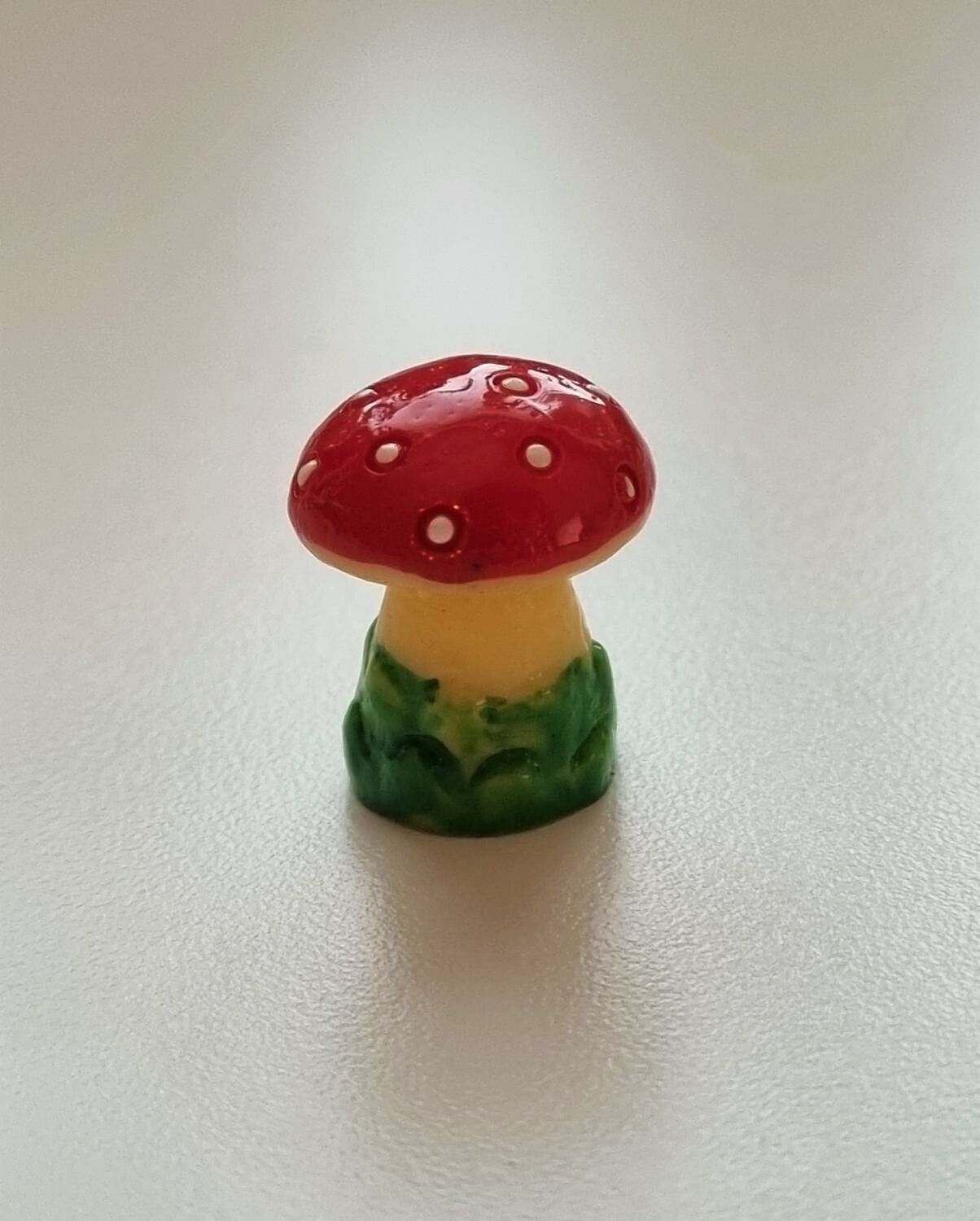 Handmålad flugsvamp, miniatyr för dekoration (2,1 cm hög)