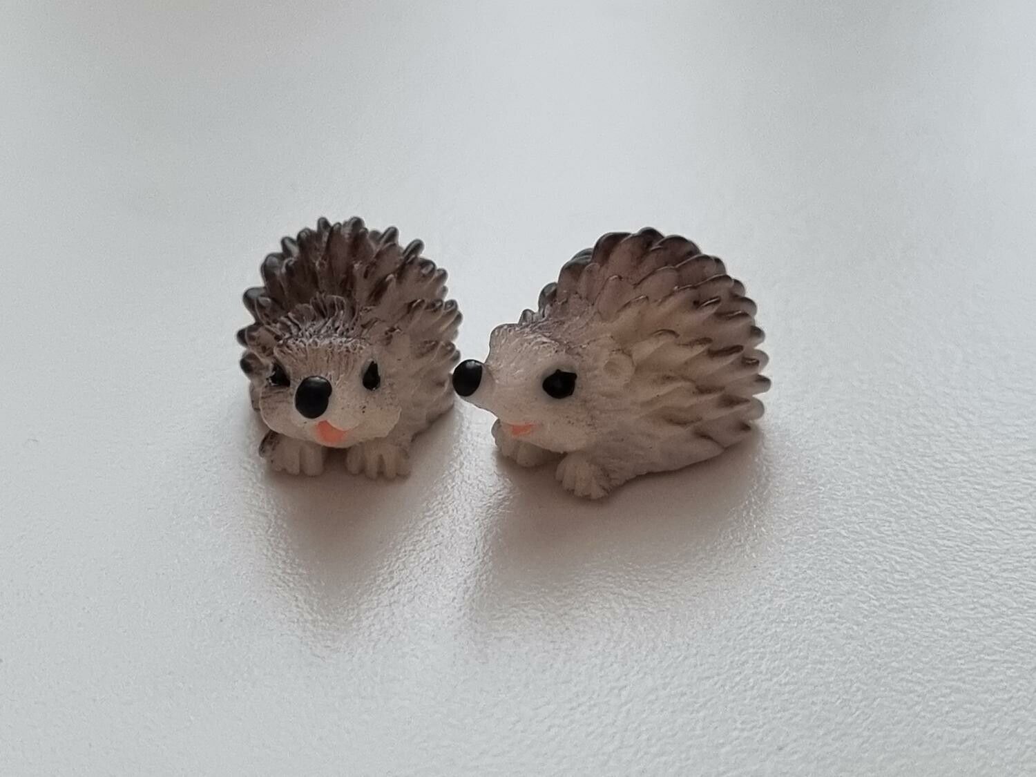 2 st igelkottar, miniatyrer för dekoration (1,1 cm höga)