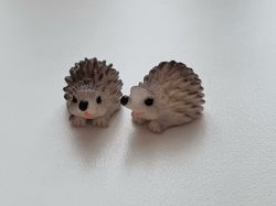 2 st igelkottar, miniatyrer för dekoration (1,1 cm höga)