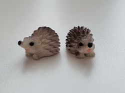 2 st igelkottar, miniatyrer för dekoration (1,1 cm höga)