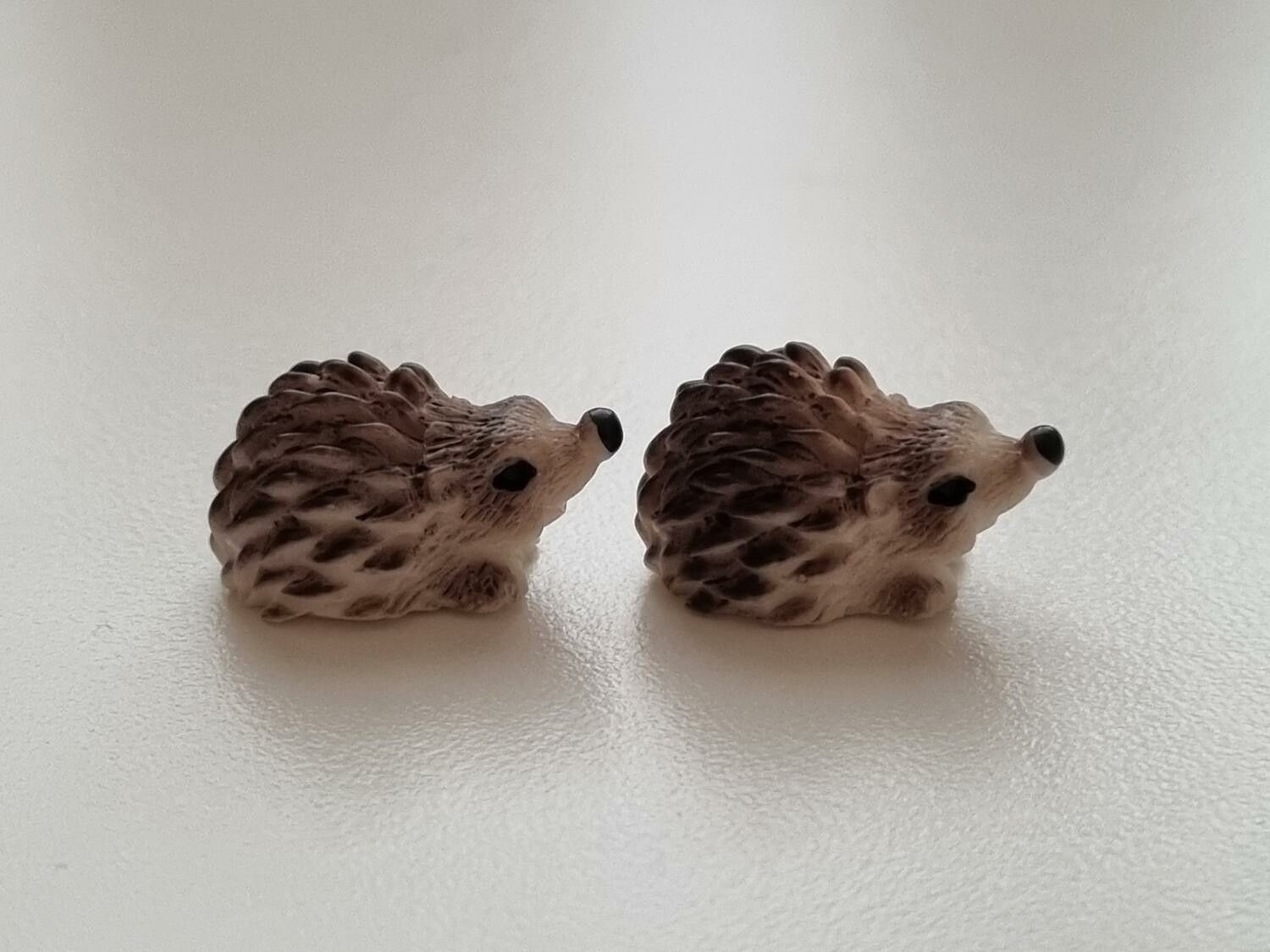 2 st igelkottar, miniatyrer för dekoration (1,1 cm höga)