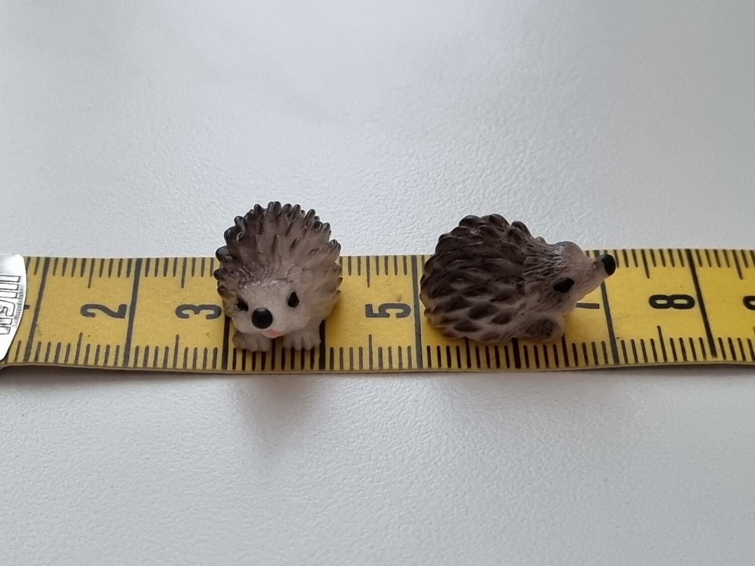 2 st igelkottar, miniatyrer för dekoration (1,1 cm höga)