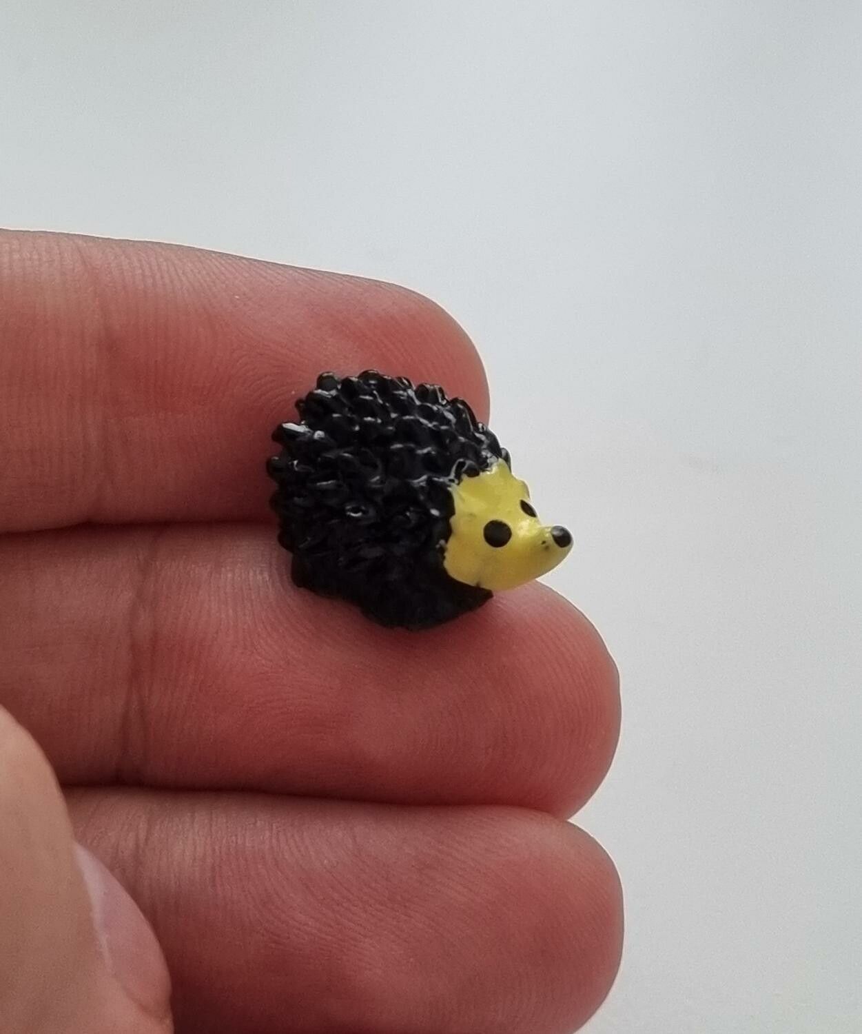 Handmålad igelkott, miniatyr för dekoration (1,1 cm hög)