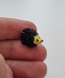 Handmålad igelkott, miniatyr för dekoration (1,1 cm hög)