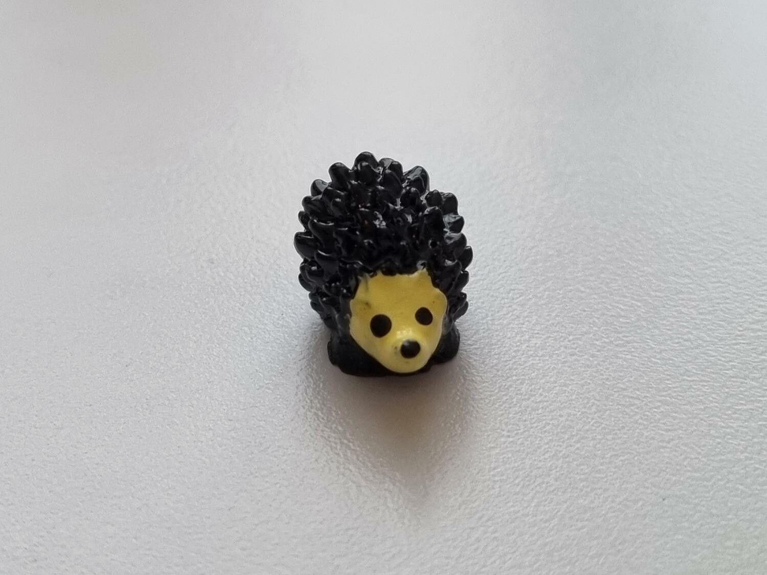 Handmålad igelkott, miniatyr för dekoration (1,1 cm hög)