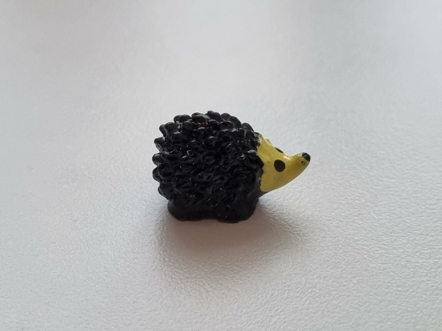 Handmålad igelkott, miniatyr för dekoration (1,1 cm hög)