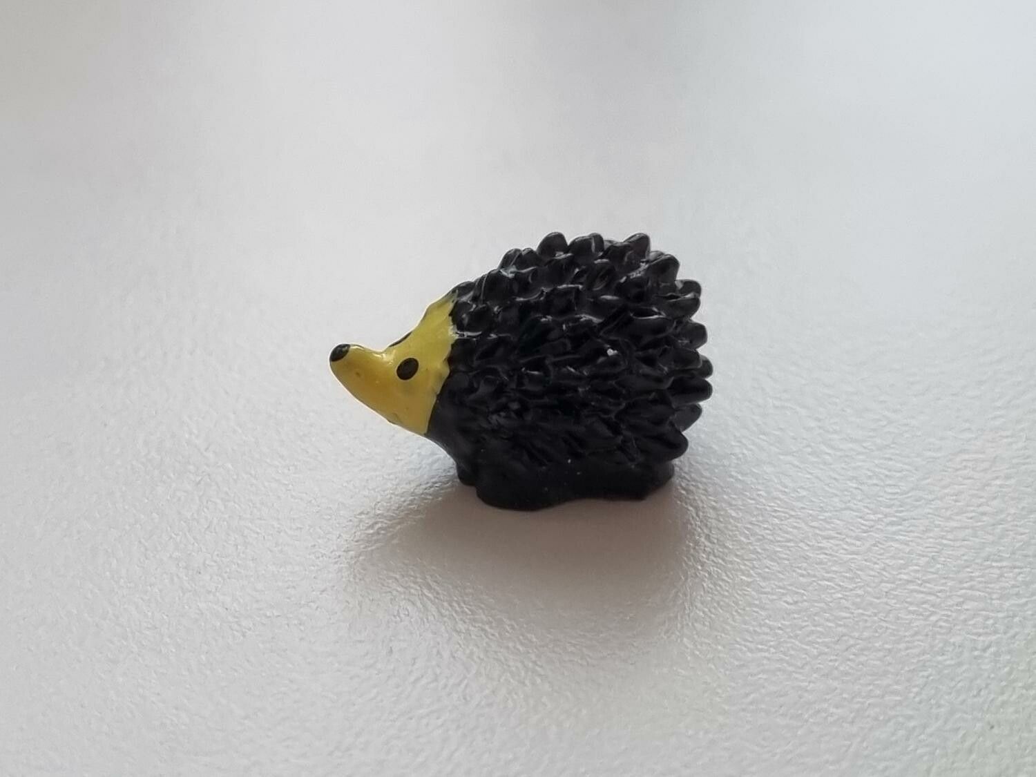 Handmålad igelkott, miniatyr för dekoration (1,1 cm hög)