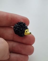Handmålad igelkott, miniatyr för dekoration (1,5 cm hög)
