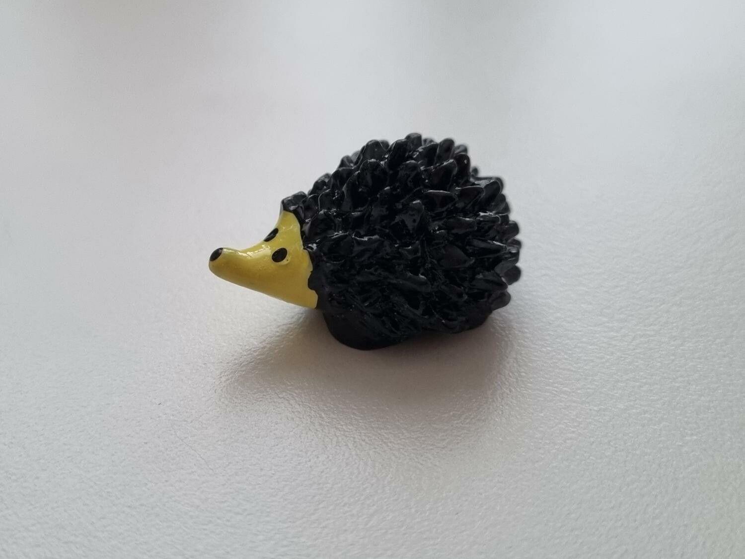 Handmålad igelkott, miniatyr för dekoration (1,5 cm hög)