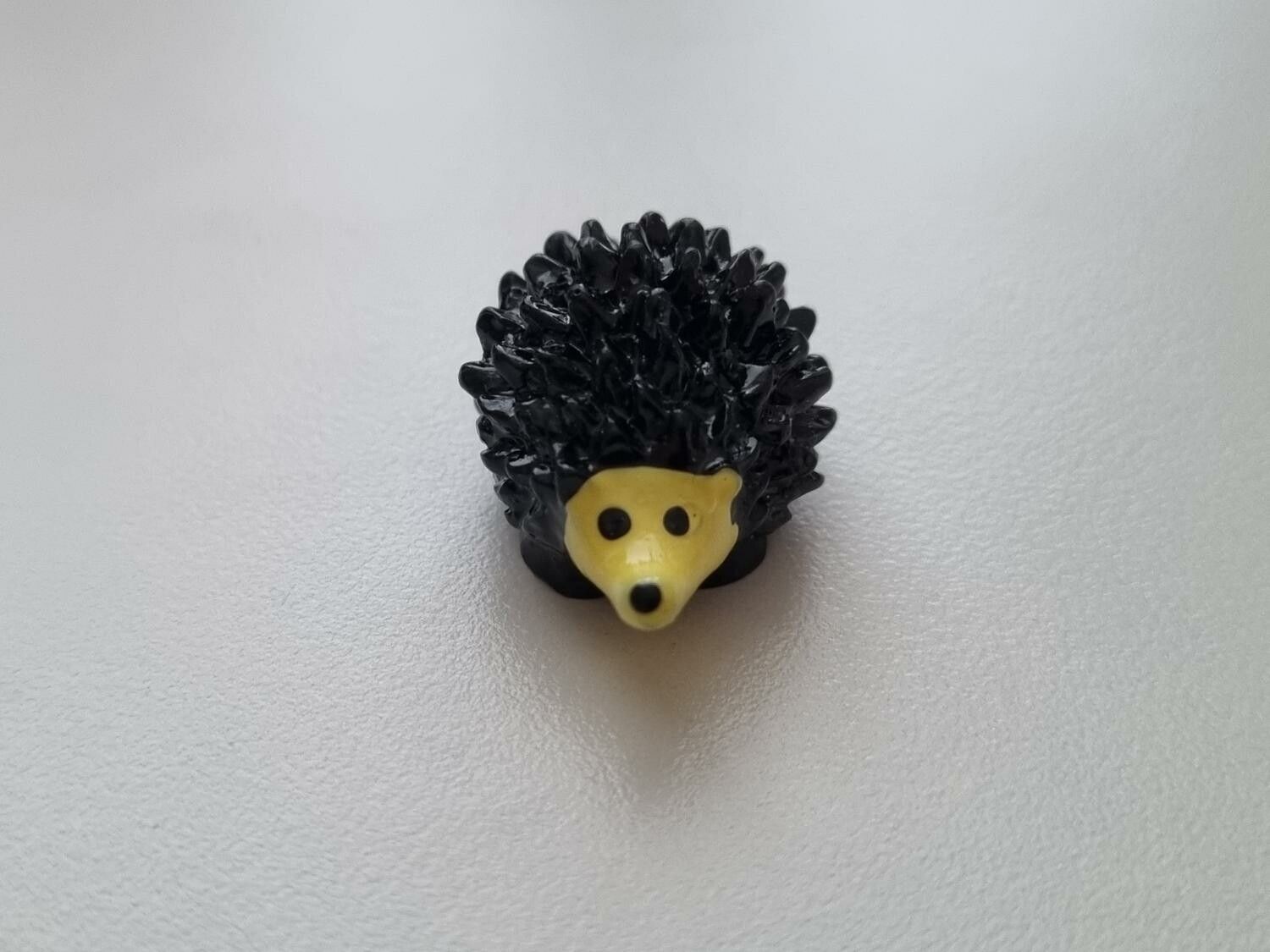 Handmålad igelkott, miniatyr för dekoration (1,5 cm hög)