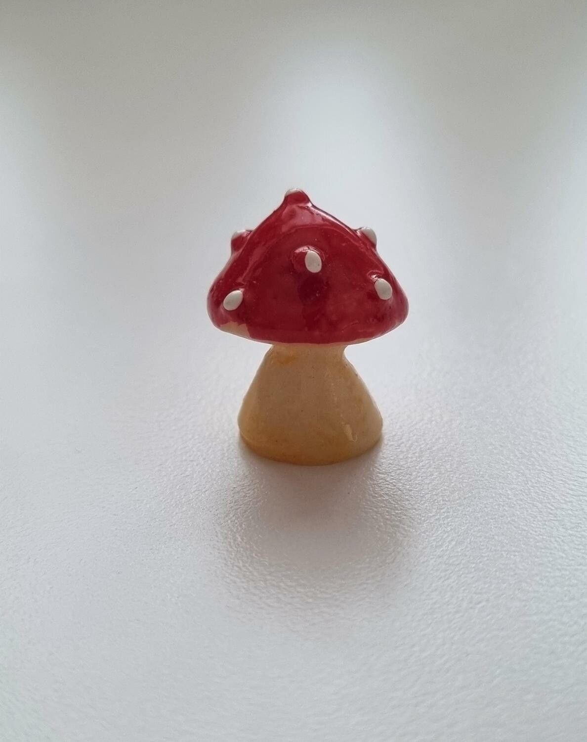 Handmålad flugsvamp, miniatyr för dekoration (2 cm hög)