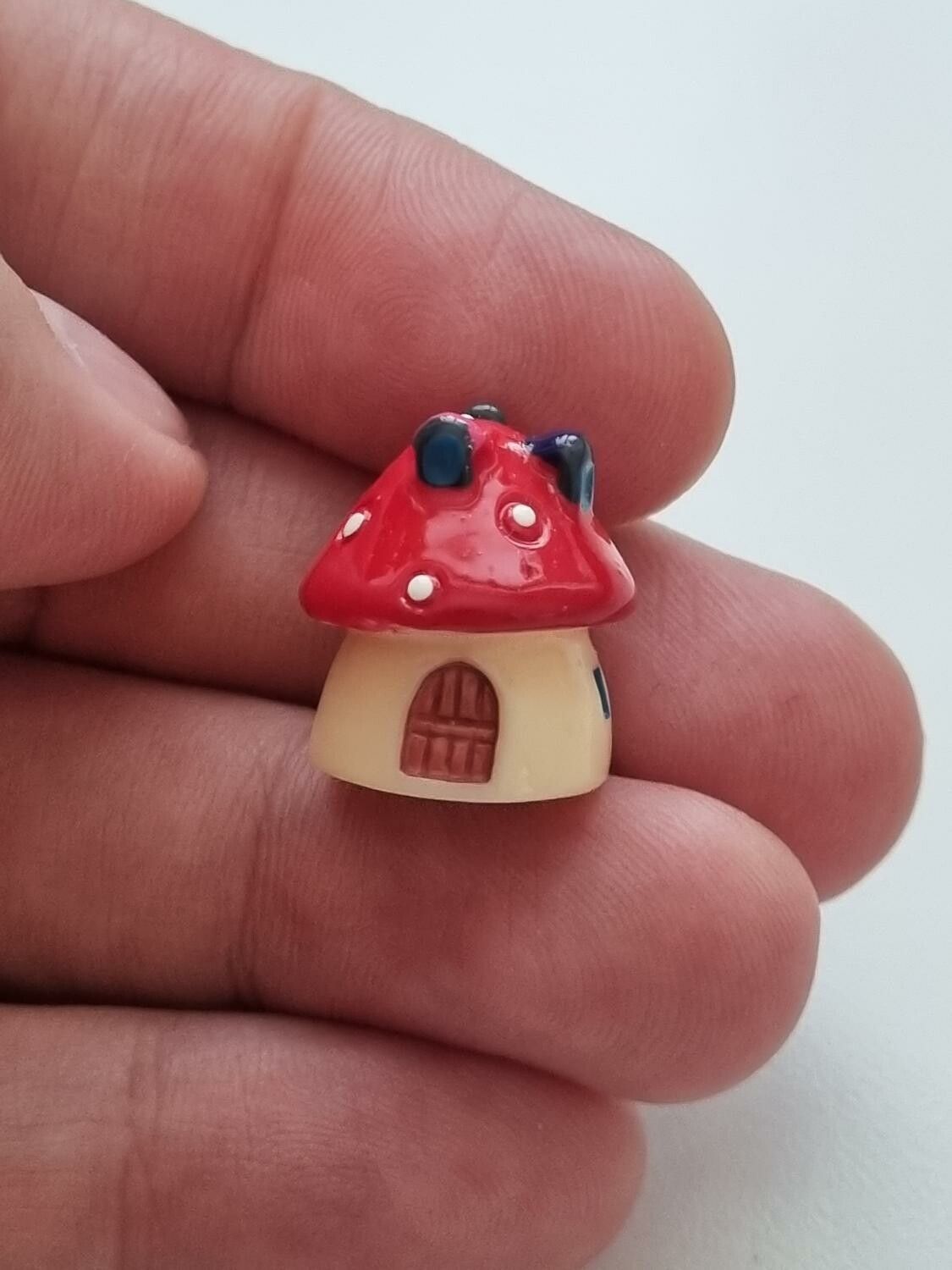 Rött litet svamphus, mini svamp - Miniatyr (1,6 cm hög)