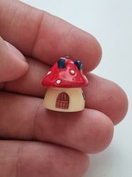 Rött litet svamphus, mini svamp - Miniatyr (1,6 cm hög)