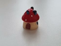 Rött litet svamphus, mini svamp - Miniatyr (1,6 cm hög)