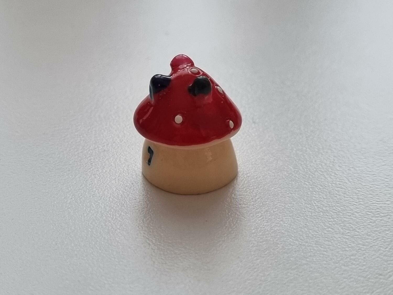 Rött litet svamphus, mini svamp - Miniatyr (1,6 cm hög)