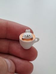 Handmålad liten kanin i en mugg / kopp - Miniatyr (1,7 cm hög)