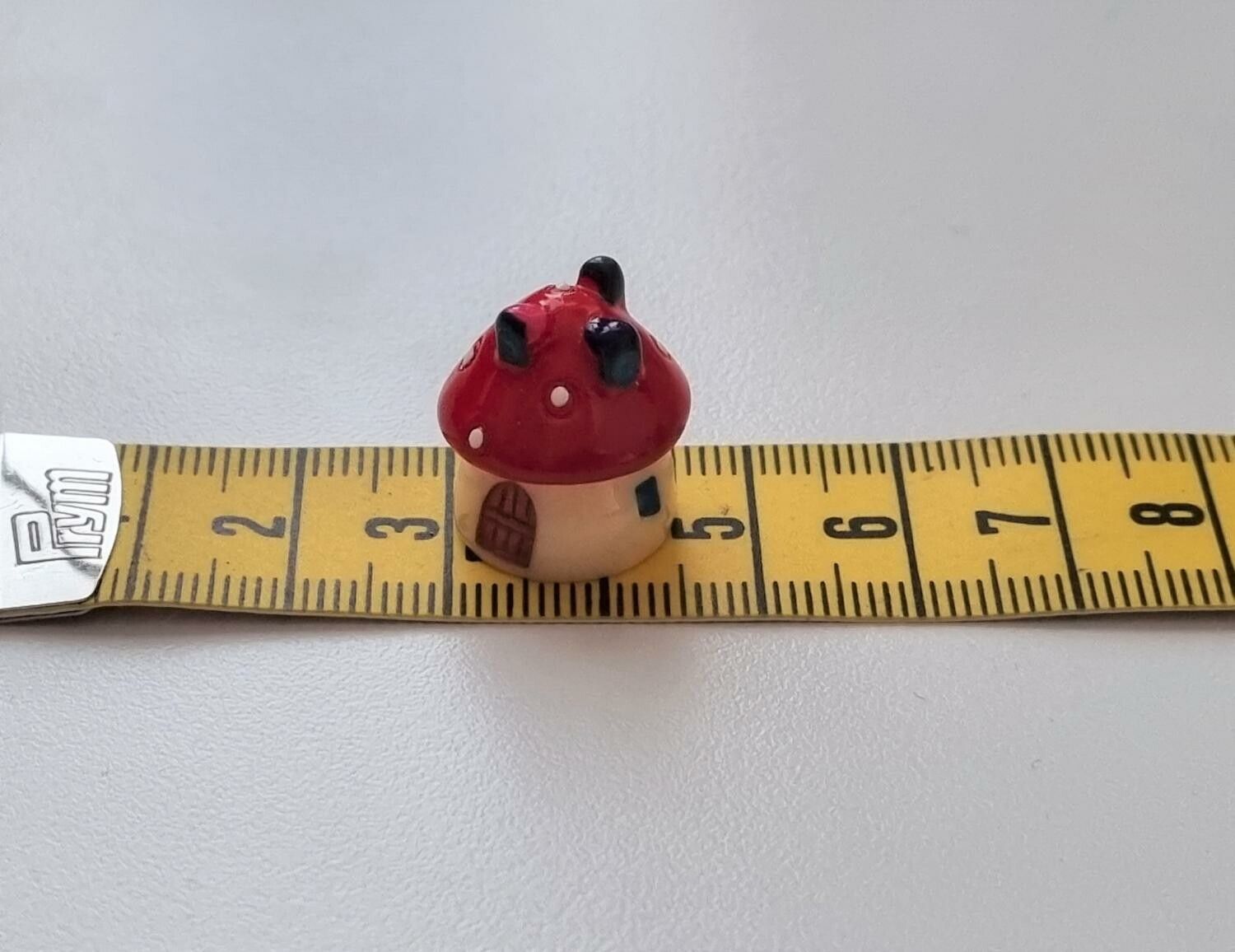 Rött litet svamphus, mini svamp - Miniatyr (1,6 cm hög)